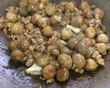 รูปขั้นตอนการทำที่ 2 ของ “ผัดเห็ดฟางหมูสับ”