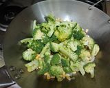 Foto langkah ke 2 dari resep Tumis Brokoli Jagung Manis.
