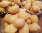 Foto del passaggio 1 della ricetta Gnocchi di patate, gnocchi alle ortiche, colorati