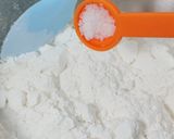 Foto langkah ke 2 dari resep Kue Putu (Bunga Telang) dengan Cetakan.