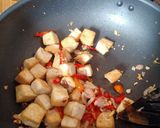 Foto langkah ke 5 dari resep Tumis tahu pokcoy pedas.