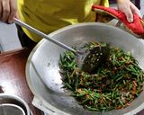 Foto langkah ke 4 dari resep Tumis Kering Kacang Panjang.