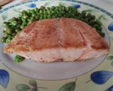 Foto del paso 2 de la receta: Lomo de salmón salvaje a la plancha con guisantes