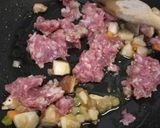 A picture of step 3 of Garganelli con ragù di salsiccia e porcini.