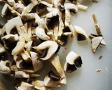 Tejszínes gombás csirkeragu recept fázis 2 fotója