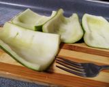 Foto del paso 3 de la receta: Zapallitos rellenos con salsa improvisada y papas rústicas 🥔🥒