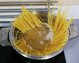 Foto del paso 1 de la receta: Espaguetis con queso🍝
