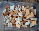 Foto langkah ke 1 dari resep Puding Pinggiran Roti Tawar Lapis Karamel.