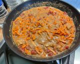 Une image de l'étape 22 de Poulet aux cacahuètes, carottes, tomates et épices.