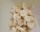 A picture of step 1 of Creamy fruit chat.