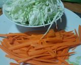 Foto del paso 1 de la receta: Fideos de arroz con verduras salteadas, huevo y salsa de cacahuete