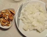 Foto del paso 2 de la receta Tostas de pechuga de pavo y queso brie con cebolla, nueces y piñones caramelizados