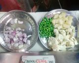 A picture of step 2 of Veg pulao.