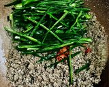 Foto langkah ke 2 dari resep Tumis Daging Cincang Cabai Hijau.