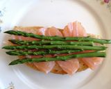 Foto del passaggio 4 della ricetta Uovo in camicia con pane, salmone affumicato e asparagi di campo