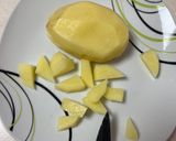 Une image de l'étape 2 de Pâtes avec pommes de terre accompagnées d’une côtelette au barbecue et sa salade.