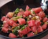 Foto del paso 5 de la receta: Ensalada de sandía, melocotón, espinacas y queso feta (con cebolla y aceitunas)