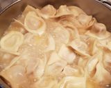 Foto del passaggio 6 della ricetta Cappelletti in brodo di cappone
