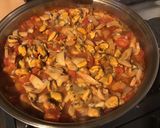 Une image de l'étape 10 de Moules aux tomates, champignons et persil.