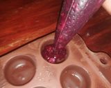 Foto del paso 6 de la receta: Bombones de chocolate relleno de zarzamoras en vinadas
