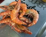 Une image de l'étape 1 de Gambas sauvages géantes marinées aux tomates, ail, citron et coriandre.