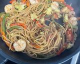 Foto del paso 9 de la receta: Wok de verduras, gambas y espaguetis