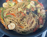 Foto del paso 9 de la receta: Wok de verduras, gambas y espaguetis