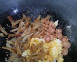 Foto langkah ke 4 dari resep Kwetiau goreng topping siomay dan sosis.