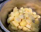 Une image de l'étape 2 de Purée de pommes de terre à l'ail et à la crème.