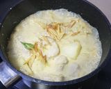 A picture of step 2 of Green Curry with King Mackerel Fish Balls.