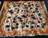 Foto del paso 9 de la receta: Pizza familiar rectangular con pavo y atún