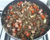 Foto del paso 6 de la receta: Lentejas salteadas, con verduras, panceta (y salchichas)