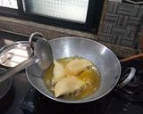 A picture of step 5 of Aloo anardana gujiya.