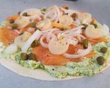 Foto del paso 3 de la receta Increíble pizzeta con pesto de cilantro y salmón ahumado