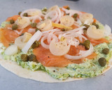 Foto del paso 3 de la receta: Increíble pizzeta con pesto de cilantro y salmón ahumado