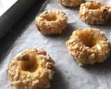 Foto langkah ke 2 dari resep Thumb Print Cookies with Choco Filling.