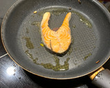 Foto del paso 6 de la receta: Salmón con patatas fritas y pimientos fritos