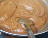 A picture of step 3 of Besan ka halwa.