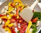 A picture of step 4 of Stir-Fried Chicken Breast with Tri-Color Peppers 🫑.