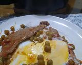 Foto del paso 7 de la receta: Bifecitos en sartén con arvejas huevo y salsa
