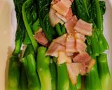 รูปขั้นตอนการทำที่ 3 ของ คะน้าน้ำมันหอยเบคอนกรอบ🥓🥬 style by barbie👩🏼🍳