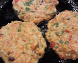Foto del paso 3 de la receta: Cachapitas de arroz, plátano y vegetales, coronadas con queso