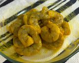 A picture of step 1 of Chilli Garlic Prawns.