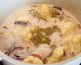 Une image de l'étape 4 de Filet d’églefin cuit à la vapeur, nappé d’une sauce à la crème, accompagné de riz au curcuma.