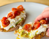 Foto del paso 5 de la receta: Tostada de cherrys con burrata y mantequilla de aguacate 🍞 🍅 🥑