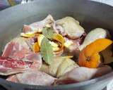 Foto del paso 2 de la receta: Pollo con salsa de naranja y ciruelas
