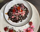 A picture of step 3 of London strawberry chocolate dessert.