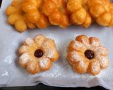 Foto langkah ke 7 dari resep Floral-Shaped Doughnuts | Donat Bunga.