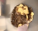Hình bước làm 1 của món Bánh quy dâu rừng - chocolate trắng và bánh quy chocolate đen