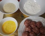 Hình bước làm 3 của món Trứng cút bọc thịt chiên xù